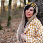 Felor Nazari Instagram - ویکتور هوگو می‌گوید: جنایتکار تنها آن کسی نیست که کارد برمی‌دارد و یک‌نفر دیگر را به قتل میرساند، چه بسیارند افرادی که در میان ما زندگی می‌کنند، ما همه به آنها احترام می‌گذاریم و آنها را آدم‌های خوب و قابل ستایشی میدانیم و آنها با کمال آسودگی و خونسردی با یک عمل کوچک باعث نابودی چندین خانواده می‌شوند در حالیکه با کمال تأسف هنوز قوانین بشری به آن پایه از تکامل نرسیده است که بتواند این گروه کثیر جنایتکار را بشناسد و آنها را به مجازات اعمالشان برساند. به همنوع خود احترام بگذاریم من برای تو خیر و خوبی می خواهم تو هم برای من خیر و خوبی بخواه جهان امروز به انسانیت و عشق و مهربانی نیازمند تر است ❤️ 📕 تقلید زندگی ✍🏽 هوشنگ_مستوفی
