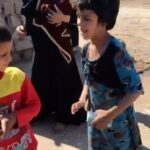 Felor Nazari Instagram - همکار عزیز آقای آرش میر احمدی باهاش کار نکرده بودم حتی برای فیلم اولی که می خواستم بسازم ازشون دعوت کردم بخاطر شناختی که در انجام کارهای خیریه امون « زنجیره عشق » ازشون پیدا کرده بودم (که درکیر کار دیگه ای بودند و نتو نستند کنار ما باشند متاسفانه ،) هم در کمک به سیل زده ها هم کمک به زلزله زده ها زیاد با هم می رفتیم این مناطق حتی در روزهایی که حادثه ای نبود می رفتیم منتطق صفر مرزی و به مردم اون منطقه از طرف خیریه کمک می کردیم می خوام بگم از اینروزها بود که شناختمش صبور ، خانواده دوست ، مهربان ، نجیب و بسیار همدل با مردم شیفته اخلاق خوبش شدم بعد ها با هم در پروژه بازیافت پلاستیک و فرهنگ سازی در باب حفظ محیط زیست باز طولانی کنار هم کار کردیم با همسرش مرجان هم دوست شدم و از قلب بزرگ همسرش هم آگاه شدم دختر با استعدادش در بازیگری رو هم در صحنه تئاتر دیدم و عزیز دل من شد حالا آقای همکار عزیز و شریفم بیمار شده خیلی خیلی ناراحتم اما فقط ناراحت نیستم می خوام کنارشون باشم دلم می خواد هر چه سریعتر خوب شه کاش خدا به آدمهای خوب یه کم بیشتر کمک می کرد نمی دونم یه جور ویژه تر یه جور خاص تر … دلم می خواد تو این روزا و شبها براش دعا کنیم خیلی دعا کنیم از ته دلمون هنرمندتحصیل کرده ی کار بلد بی ادعای مردم دوست رو حمایت کنیم انرژی بدیم روحیه بدیم خیلی حالش رو بپرسبم و از خدا بخواهیم ویژه نگاش کنه همین شفای همه بیماران رو از خداوند مهربان می خوام