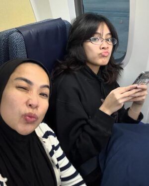 Feni Rose Instagram - Kamu ke jepang sama siapa lagi sih? 
Itu siapa yg motret kamu di pesawat? 

😒  gak percaya bgt kalo aku yg motret.. tanganku kan panjang.. kuat lagi, sanggup geret2 koper .. hhhh.. 

Japan2024 D1