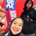 Feni Rose Instagram – Kamu ke jepang sama siapa lagi sih? 
Itu siapa yg motret kamu di pesawat? 

😒  gak percaya bgt kalo aku yg motret.. tanganku kan panjang.. kuat lagi, sanggup geret2 koper .. hhhh.. 

Japan2024 D1