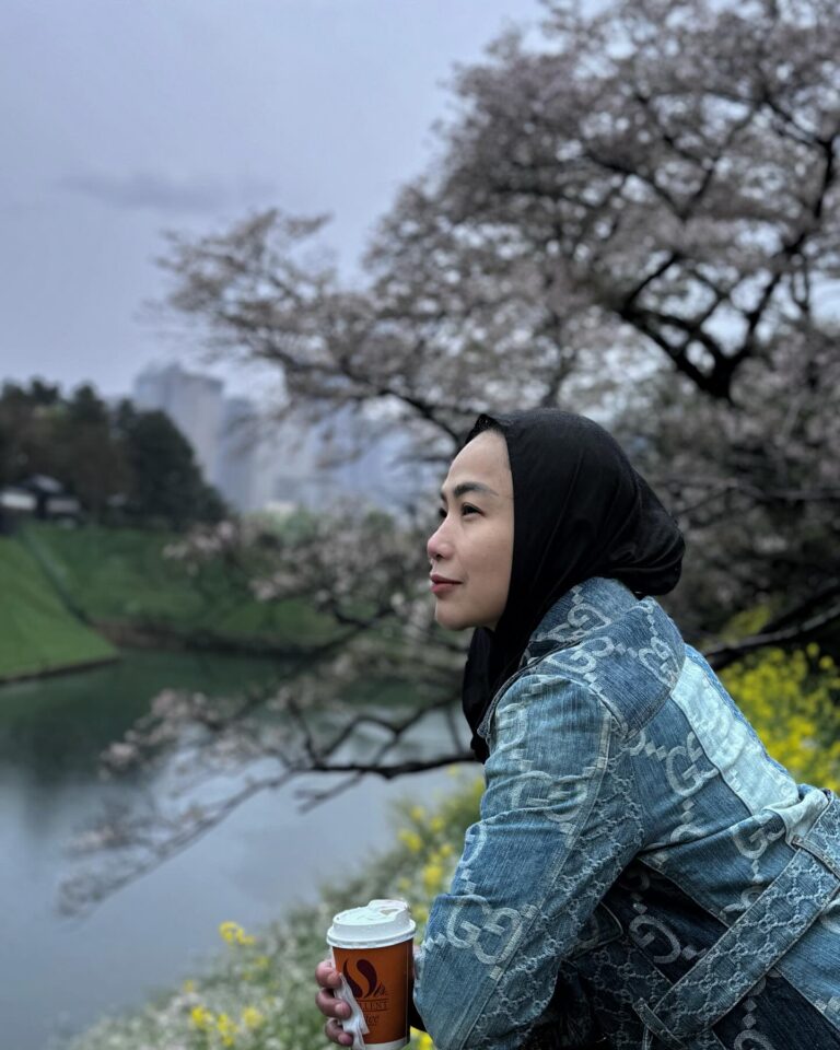 Feni Rose Instagram - Dari sekian jepretan @audikiranaa 🤣.. makasih udh sabar mau motrekin ibuk ya nduk. Plz jgn angel atas yaa, ibuk kliatan bantet dong kl gitu. Menyempatkan waktu berburu sakura di kebun terdekat di Tokyo.. walau ujan. Itu kopi di tangan, udh kecampur air ujan.. 😅