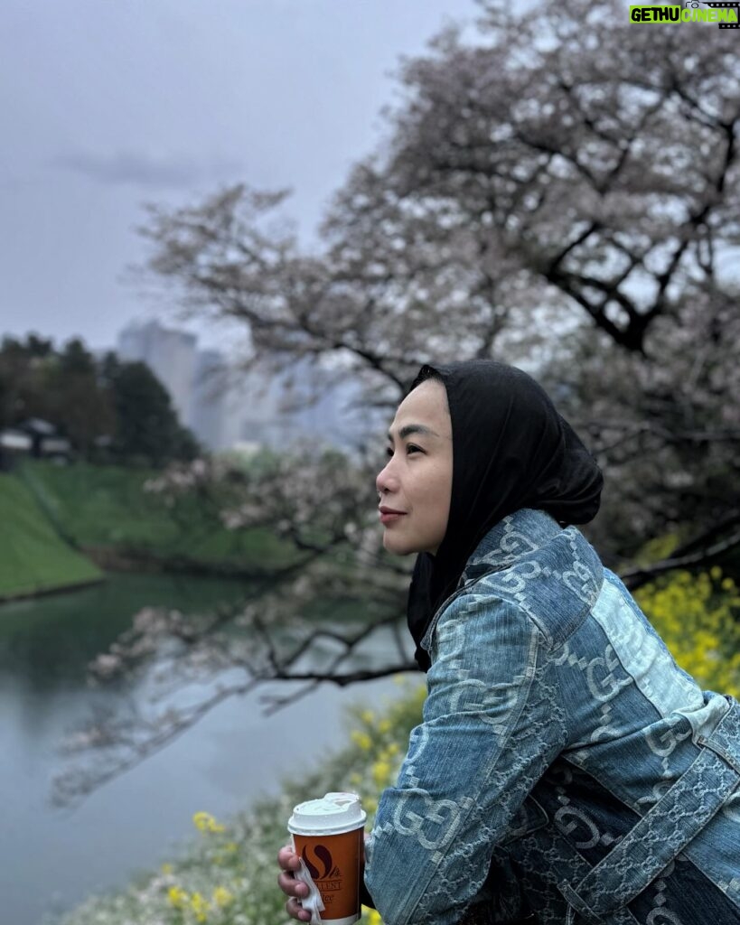 Feni Rose Instagram - Dari sekian jepretan @audikiranaa 🤣.. makasih udh sabar mau motrekin ibuk ya nduk. Plz jgn angel atas yaa, ibuk kliatan bantet dong kl gitu. Menyempatkan waktu berburu sakura di kebun terdekat di Tokyo.. walau ujan. Itu kopi di tangan, udh kecampur air ujan.. 😅