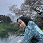 Feni Rose Instagram - Dari sekian jepretan @audikiranaa 🤣.. makasih udh sabar mau motrekin ibuk ya nduk. Plz jgn angel atas yaa, ibuk kliatan bantet dong kl gitu. Menyempatkan waktu berburu sakura di kebun terdekat di Tokyo.. walau ujan. Itu kopi di tangan, udh kecampur air ujan.. 😅