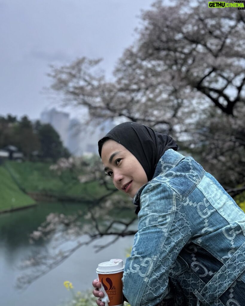 Feni Rose Instagram - Dari sekian jepretan @audikiranaa 🤣.. makasih udh sabar mau motrekin ibuk ya nduk. Plz jgn angel atas yaa, ibuk kliatan bantet dong kl gitu. Menyempatkan waktu berburu sakura di kebun terdekat di Tokyo.. walau ujan. Itu kopi di tangan, udh kecampur air ujan.. 😅