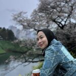 Feni Rose Instagram - Dari sekian jepretan @audikiranaa 🤣.. makasih udh sabar mau motrekin ibuk ya nduk. Plz jgn angel atas yaa, ibuk kliatan bantet dong kl gitu. Menyempatkan waktu berburu sakura di kebun terdekat di Tokyo.. walau ujan. Itu kopi di tangan, udh kecampur air ujan.. 😅