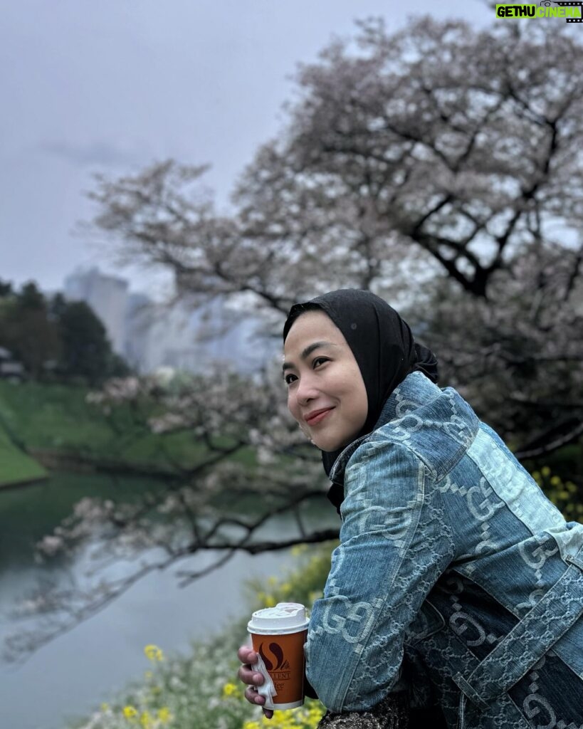 Feni Rose Instagram - Dari sekian jepretan @audikiranaa 🤣.. makasih udh sabar mau motrekin ibuk ya nduk. Plz jgn angel atas yaa, ibuk kliatan bantet dong kl gitu. Menyempatkan waktu berburu sakura di kebun terdekat di Tokyo.. walau ujan. Itu kopi di tangan, udh kecampur air ujan.. 😅