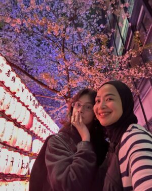 Feni Rose Instagram - Udh beberapa kali liburan cuma berdua aja sama @audikiranaa , ke mana mana modalnya cuma browsing dan google map .. dan tentu saja wifi yg super kenceng dg kuota unlimited.. bahkan ada money back guarantee 100 persen, garansi bisa langsung terhubung wifinya.. apalagi kl bukan @javamifi .. 

Begitu mendarat  lgs aja aktifin modem  @javamifi nya .. bisa untuk 5 devices, CS 24 jam, dan bisa connect di lebih dari 200 negara. 

Udah berasa akamsi lah.. dari Tokyo, cari2 rute ke shimokitzawa, Osaka, Nara, Muter2 Kyoto.. amaan .. wifi aman lah kl ada @javamifi 

#kuotatanpabatas