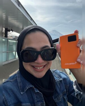 Feni Rose Instagram - Udh beberapa kali liburan cuma berdua aja sama @audikiranaa , ke mana mana modalnya cuma browsing dan google map .. dan tentu saja wifi yg super kenceng dg kuota unlimited.. bahkan ada money back guarantee 100 persen, garansi bisa langsung terhubung wifinya.. apalagi kl bukan @javamifi .. 

Begitu mendarat  lgs aja aktifin modem  @javamifi nya .. bisa untuk 5 devices, CS 24 jam, dan bisa connect di lebih dari 200 negara. 

Udah berasa akamsi lah.. dari Tokyo, cari2 rute ke shimokitzawa, Osaka, Nara, Muter2 Kyoto.. amaan .. wifi aman lah kl ada @javamifi 

#kuotatanpabatas