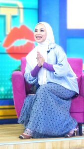 Feni Rose Instagram - Semua butuh proses, disiplin dan Konsistensi Makasih dok @cissienugraha yang baik hati banget selalu memberi semangat dan mendampingi untuk aku terus konsisten dg pola hidup sehat, menu makan yg sehat, pikiran yang sehat.. 😘😘😘😘 ❤️❤️❤️❤️❤️ ( ini adalah dokumentasi perjalananku menuju hidup lebih sehat.. dimulai saat belum berhijab. Tujuan diposting, untuk memberi semangat yang lain yg punya pengalaman sama: bb membengkak pasca covid. Badan sakit semua, pikiran ikut berkabut, gerak jadi engab.. Semangaat buat kita semuaa utk lbh sehat ❤️)