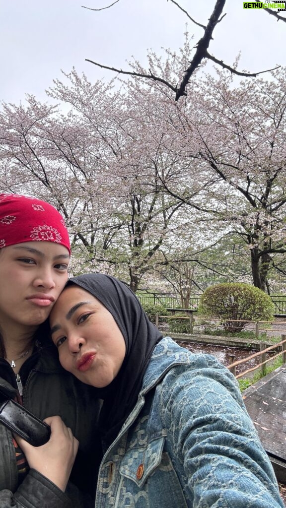 Feni Rose Instagram - Satu lagi, reels dr hilite, mumpung aku lg mager merasakn jari jemariku cenut2 .. hari ini ewer2 koper kecil dr Tokyo ke Osaka