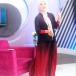 Feni Rose Instagram – Pinjem studio dulu yaa.. Studio @rumpi_ttv  lagi dibuat set baruu.. gak sabar pengen liat hasilnya kayak apa.. 

Sambil pamer rok baru..😁