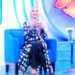 Feni Rose Instagram - Dg iringan lagu lawas… siapa yg inget lagu ini? Berarti kita pernah show bareng 🤪