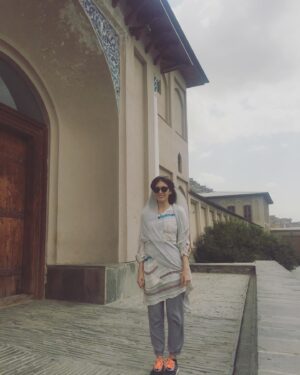 Fereshteh Hosseini Instagram - .
این عکس را فاطمه از من گرفته است در باغ بابُرِ کابل...
تقریبا چهار سال پیش بود که برای گرفتن پاسپورت به افغانستان سفر کردم. اولین باری بود که به آنجا می‌رفتم.دلهره داشتم برای پا گذاشتن در آن خاک. از تصویری که در سر داشتم.
طولانی نشود.
ترسم رفت، رنگ و بو و عطر شهر، بازارها، رنگ ها، کوچه‌پس‌کوچه‌ها، مردم، زندگی جای آن ترس را گرفت.
دو هفته آنجا بودم و در دو هفته بارها انتحاری می‌شد، در بازار، در دل شهر، و مردم عجیب غرق در زندگی بودند! عجیب خندان و شهر بوی سرزندگی میداد آن موقع هنوز! 
شاید چون میدانستند که هر لحظه که بیرون بروند شاید آخرین بارشان باشد، زندگی را زندگی میکردند، لحظه به لحظه‌اش را.
اکنون می‌بینم که پست‌فطرت های دولت فرار کرده‌اند و کشور و مردم را در مقابل طالبان تنها رها کرده‌اند!
میبینم که زنان و کودکان و مردان شانه‌ به شانه در دفاع از خانه‌شان ، خانواده‌شان، می‌جنگند در مقابل طالبان..
میبینم که شهر ها و روستاها یکی پس از دیگری سقوط میکنند
دیوار مردمی را با قتل عام در هم می‌شکنند!
دیواری را که کودکان و مادران و پدران و خواهران و برادران ساخته‌اند..
کدام کشور کمک کننده؟؟
کدام حقوق بشر؟
دارند در کشور قتل عام میکنند! کودک و جوان و پیر را می‌کُشند! زندگی را سلب میکنند!
صدای خنده‌های دختران جوان در باغ بابُر در گوشم می‌پیچد.
صدای کودکان و مردم و هیاهوی شهر در گوشم می‌پیچد..
تف به ذات مردم فریب و ترسوی‌تان! فراری های دولتی!
مردم دارند میمیرند!
کاری کنید!
 فاطمه آنجاست، کاوه، عاطیِ جانم، فامیل هایم، خاله‌ام، خانواده ها، آدم ها، چه کار کنم
چقدر ناتوانم در دفاع از عزیزانم 💔