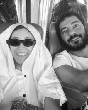 Fereshteh Hosseini Instagram - .
عزیز من 
همیشه کنار من بودی اما در این دوران جورِ دگر.
با من از امید حرف زدی هر دم که نا‌امید بودم،
مرا خنداندی هر دم که گریان بودم،
از زندگی گفتی هر دم که بوی مرگ می‌آمد 
نور آوردی در این سیاهی برای من 
قدرت شدی در روح من 
و به من یادآور شدی که جنگنجو باشم و محکم.
و من خواهم جنگید برای بزرگ و بزرگ‌تر کردنِ این امید. 
.
این دیوانگی با تو مرا عاقل کرد♥️
عمرت با عزت.