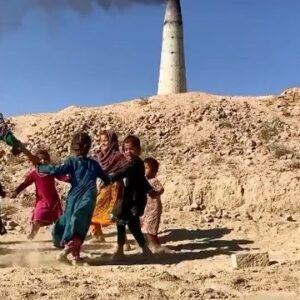 Fereshteh Hosseini Instagram - .
مکالمه‌هایمان با دوستانم در سرم می‌چرخد..
“ما اینجا گیر افتاده‌ایم” 
“طالبان همه‌جای شهر هستند”
“برایمان دعا کن”
آیا دوباره در خیابان های کابل قدم خواهیم زد؟
آیا دوباره دختران با شال های سفیدشان راهی مدرسه خواهند شد؟
آیا درهای خانه ها دوباره گشوده خواهند شد و مردم با آسودگی زندگی را در خیابان آغاز خواهند کرد؟
کسی چه می‌داند.
من می‌دانم مردم من سرسخت و قوی هستند، من میدانم ما سال ها هجرت و حقارت در کشورهای مختلف را به جان خریده‌ایم و از پا نایستاده‌ایم.
تف بر شرف شما دولت مردان خائن که مردمتان را آواره کردید.دوباره.
من میدانم که ما چون گیاهی کوچک اما استوار در جای جای دنیا گوش هایمان را بسته‌ایم بر روی تحقیر ها، چشم هایمان را بسته‌ایم بر روی سختی ها و استوار و محکم پیش رفته‌ایم و رشد کرده‌ایم و‌سبز شدیم و سبزتر خواهیم شد چون ما‌ “مجبور شده ایم” به هجرت همیشه ،
مجبور شده‌ایم به جنگ،
مجبور شده‌ایم به ترک خانه‌هایمان
مجبور شده‌ایم به ترک اعضای‌خانواده‌مان.
می‌گویند چرا ایستادگی نمیکنید نمی‌جنگید
این مردم سالهاست که جنگیده‌اند
این مردم سال‌هاست که جنگیده‌اند
اکنون هم می‌جنگیدند اگر خائنین کشور را دو دستی تقدیم نمی‌کردند
اگر کشورهای خائن به این مردم، طالبان را حمایت نمی‌کردند..
با دست خالی ؟
می‌دانم ما هیچ‌کدام زین پس آدم‌های سابق نخواهیم بود
میدانم ما قوی تر خواهیم شد 
بزرگ‌تر خواهیم شد 
سبز خواهیم شد 
ریشه هایمان زمین را پر خواهد کرد و سبز خواهد شد این جهان از گریه‌های ما.
ما به دنیا ثابت خواهیم کرد که سکوتی که در حق ما کردند مارا نمی‌خشکانَد.
هزاران فاطیما ، هزاران جمشید،هزاران عاطی،هزاران نوید،هزاران مریم، هزاران رویا،هزاران فرشته هزاران هزار جوان های ما خواهند جنگید با مسیری که خودشان می‌دانند ، مسیری که در آن اسلحه و خون معنا ندارد.
ما هزاران هزار جوانه خواهیم زد ریشه خواهیم کرد و به دنیا نشان خواهیم داد که نه جنگ نه هجرت نه نجاست‌ طالبان نه خیانت شما مارا خاموش نخواهد کرد.
ما قوی تر خواهیم شد
دلشکسته‌شده‌ایم 
در یک شب بزرگ شده‌ایم
و 

دوباره به پا می‌خیزیم🇦🇫♥️💪🏾
پ‌ن: این‌ مزدوران زامبی صفت که نام‌شان طالب است، هرگز از ما نبوده‌اند و نخواهند بود. شما از افغانستان نیستید. 

.ویدئو از پیج رویا برداشته شده‌است .
.
@roya_heydari