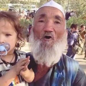 Fereshteh Hosseini Instagram - .
بگم خائن؟
بگم مرتدد؟
اینا چی‌ان؟ کی‌ان؟
دولت که زورش نرسید ول کرد رفت
ما مردم موندیم..
همه‌ی خونه‌ زندگی مونو ول کردیم..
.
یکی از نوه هام توی راه تیر خورد مرد، قبرستون پیدا نکردیم، توی یه چاله دفنش کردیم..
یکی از پسرامو سر بریدن، از گلوش گرفت سرشو برید انداخت اونور ..
.
انگار که توی کابوسم! 
انگار که واقعیت ندارن!
بمیرم برات پدر
بمیرم براتون
چه به سرتون اومد.
چه خاکی به سر بگیریم ما که فقط باید تماشا کنیم و گریه کنیم؟
خاک بر سر تمام دنیا که به تماشای این قتل عام نشستن.
#staystrongafghanistan 
#staystrongmypeople 
#stopkillingafghans 
.
Video : @naji.noori