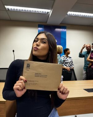Fernanda Concon Instagram - Oficialmente, Internacionalista! 

1/3 feito.