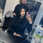 Fernanda Medrado Instagram - Pausa para o corte que eu fiz em Londres , cabelo curto gostaram ? gostei muito principalmente da companhia e da nova colega que eu fiz @lucia_carvalho_mentor uma queridíssima , obrigada 🇬🇧 Recepção atendimento amei tudo . 🤡 Agora me diz biscoiteiros Será que vou ficar ou vou querer por cabelão daqui um ou dois dias kkkk ? @lucia_helena_carvalho .