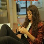 Fernanda Metilli Instagram - Malhumorada, mechacorta, áspera, tosca, poco adorable… ¿ALGO MÁS? Quien no tiene una compañera de laburo como Maite es porque es esa compañera de laburo. 👀 👉🏽 Maite es @fermetilli. Y a partir del 10 de abril vas a poder conocerla en @exitlaobra. ¡Entradas a la venta en @plateanet! 💚