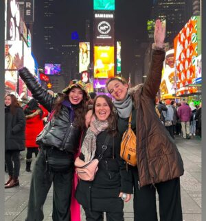 Fernanda Metilli Instagram - Qué gira del carajo nos mandamos!!

Terminamos una gira tremenda por 🇺🇸 y estas son sólo algunas de las fotos que muestran lo que fue.
Estuvimos en Miami, North Miami, Connecticut, New York y Los Angeles y en cada uno de esos lugares el público súper agradecido de que llevemos un poco de Argentina a donde ellos están!
Nos emocionaron con cada palabra y los abrazos que nos dieron después!

Equipo de lujo @diegoscott y @carito_moya (que peló dotes de productora que tenía ocultos).
Gracias @anclaproductions @kevincassdirector @lauchiolivier @ronensuarc 

Gracias @holasim.oficial por mantenernos conectados siempre!

Somos @laschicasdelaculpa ❤️❤️❤️❤️
@nataliacarulias @fermetilli @mguinzburg y @connieballarini (que no pudo venir a esta gira pero nos espera en Buenos Aires para juntarnos las 4 y que le demos el regalo sorpresa que le llevamos)!

Nos vemos muy pronto!!!

Falta la foto en Ross que es el lugar donde más estuvimos 🤷🏻‍♀️