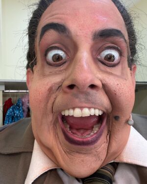 Fernanda Metilli Instagram - Tronchatoro me agarra el celular y me deja fotos y videos . Yo ya no sé qué hacer con esto @soyrada ♥️ 
.
No se pierdan esta obra de arte @matildaelmusical realmente es algo único 
.
ÚLTIMAS SEMANAS ! Nos vamos el 13 de Febrero 
.
Que te genera La Cara de Troncha ? 😂