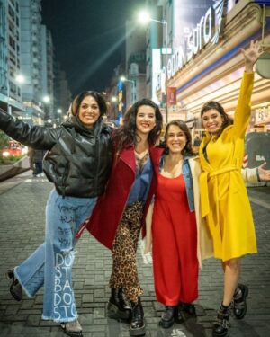Fernanda Metilli Instagram - Volvemos!! 💃🏾💃🏾💃🏾💃🏾

Nada es casualidad y poder anunciarles el 8 de Marzo, el día de la mujer, que vuelven @laschicasdelaculpa es una felicidad y orgullo que no se dan una idea.
Somos un grupo de mujeres, de amigas, que hacemos humor, y ese es un logro enorme. 💪🏻

Volvemos al teatro a partir del 9 de Abril!
Sí, ahora cortando la semana todos los martes y en el teatro El Nacional, un teatro más grande para que nadie se quede afuera!

También vamos a seguir por streaming así nos pueden ver desde cualquier parte del mundo.

Somos @laschicasdelaculpa , somos @fermetilli @nataliacarulias @connieballarini y @mguinzburg 🩷🩷🩷🩷

‼️ A partir de hoy ya están las entradas a la venta!!!!
Link en la bio o en historias!