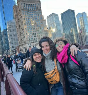 Fernanda Metilli Instagram - Qué gira del carajo nos mandamos!!

Terminamos una gira tremenda por 🇺🇸 y estas son sólo algunas de las fotos que muestran lo que fue.
Estuvimos en Miami, North Miami, Connecticut, New York y Los Angeles y en cada uno de esos lugares el público súper agradecido de que llevemos un poco de Argentina a donde ellos están!
Nos emocionaron con cada palabra y los abrazos que nos dieron después!

Equipo de lujo @diegoscott y @carito_moya (que peló dotes de productora que tenía ocultos).
Gracias @anclaproductions @kevincassdirector @lauchiolivier @ronensuarc 

Gracias @holasim.oficial por mantenernos conectados siempre!

Somos @laschicasdelaculpa ❤️❤️❤️❤️
@nataliacarulias @fermetilli @mguinzburg y @connieballarini (que no pudo venir a esta gira pero nos espera en Buenos Aires para juntarnos las 4 y que le demos el regalo sorpresa que le llevamos)!

Nos vemos muy pronto!!!

Falta la foto en Ross que es el lugar donde más estuvimos 🤷🏻‍♀️