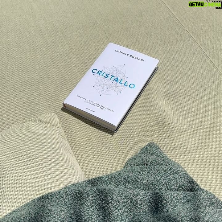 Filippa Lagerbäck Instagram - Cristallo lo sto leggendo ora, insieme a voi. Durante la scrittura MrD non ha fatto trapelare nulla del contenuto, nemmeno il titolo, teneva tutto nel suo studio e nei suoi viaggi di ricerca ed anche se ero curiosa, l’ho lasciato “partorire” questo lavoro in pace. Ora scopro un universo per me sconosciuto, affascinante e pieno di storie e leggende ma anche di dati concreti e scientifici, scritto con chiarezza anche per una come me, che è più abiutata a mettere le mani nella terra per accudire piante e fiori che lasciarsi rapire dalla magia delle pietre, contemplando l’origine del tutto. Bellissimo lavoro amore mio, sei luce. 💎 . @danielebossari #Cristallo @librimondadori