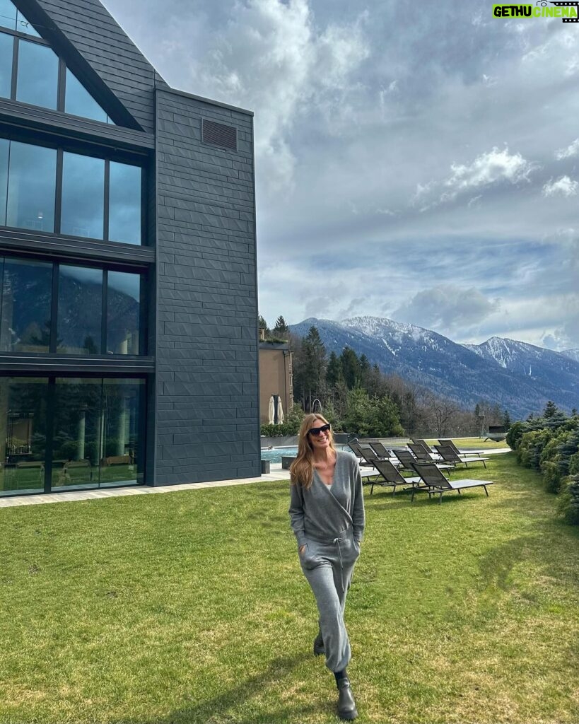 Filippa Lagerbäck Instagram - Poche ore a Pinzolo da @lefayresorts tra Spa, cibo sano e alta quota, dove Whisky ha dato il meglio di sé! 😁 Un bellissimo inizio di marzo, grazie! ❄️🌸#invitedby . @steamodeo #soulfeelinghotels #gratitudine #roadtrip