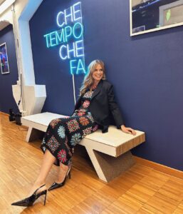 Filippa Lagerbäck Instagram - Scrivete voi la didascalia per una volta!? 🤩 Thankyou!❤️ @chetempochefa #ctcf . abito @ladoublej giacca @_mantu_official_ tacchi @sergiorossi @robertabeolchini