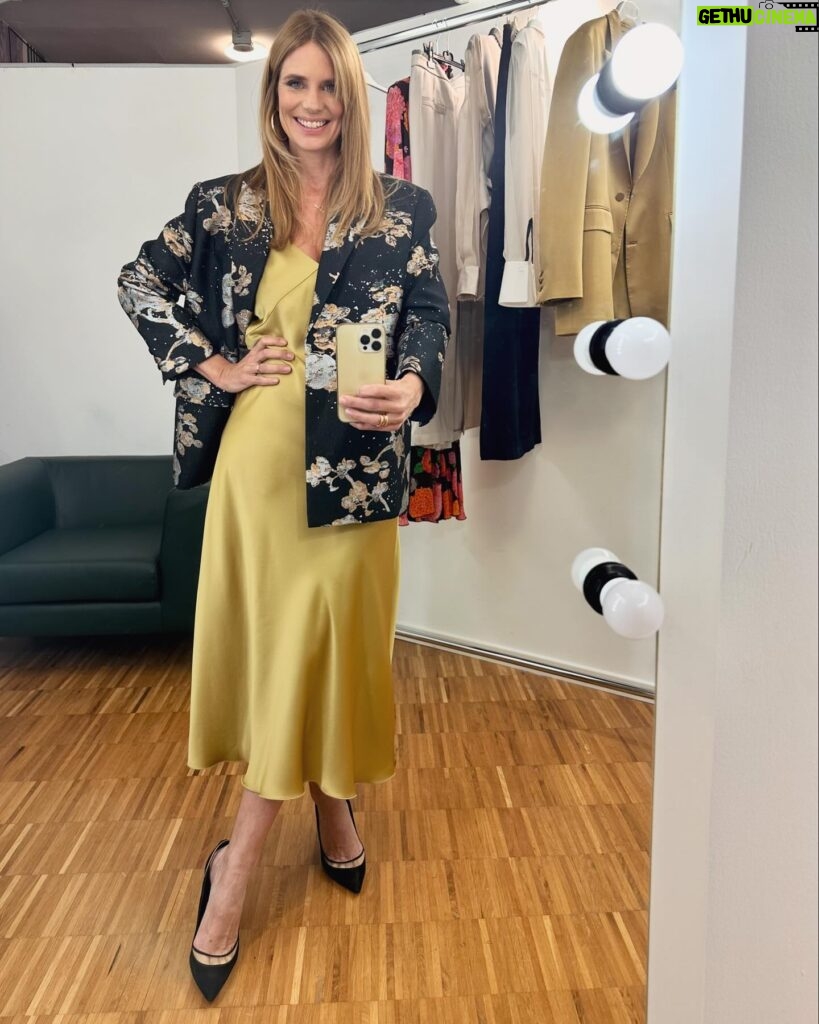 Filippa Lagerbäck Instagram - Look di stasera… ➡️look della settimana. Outfit easy che mi rappresentano ( e noto che poso spesso con le gambe incrociate… 😅) Che ne dite? 🤍 . A tra poco con @chetempochefa #ctcf look stasera @pomandere @huimilano @aquazzura @robertabeolchini @toledo_mariapaola Tutti gli altri sono taggati in foto.