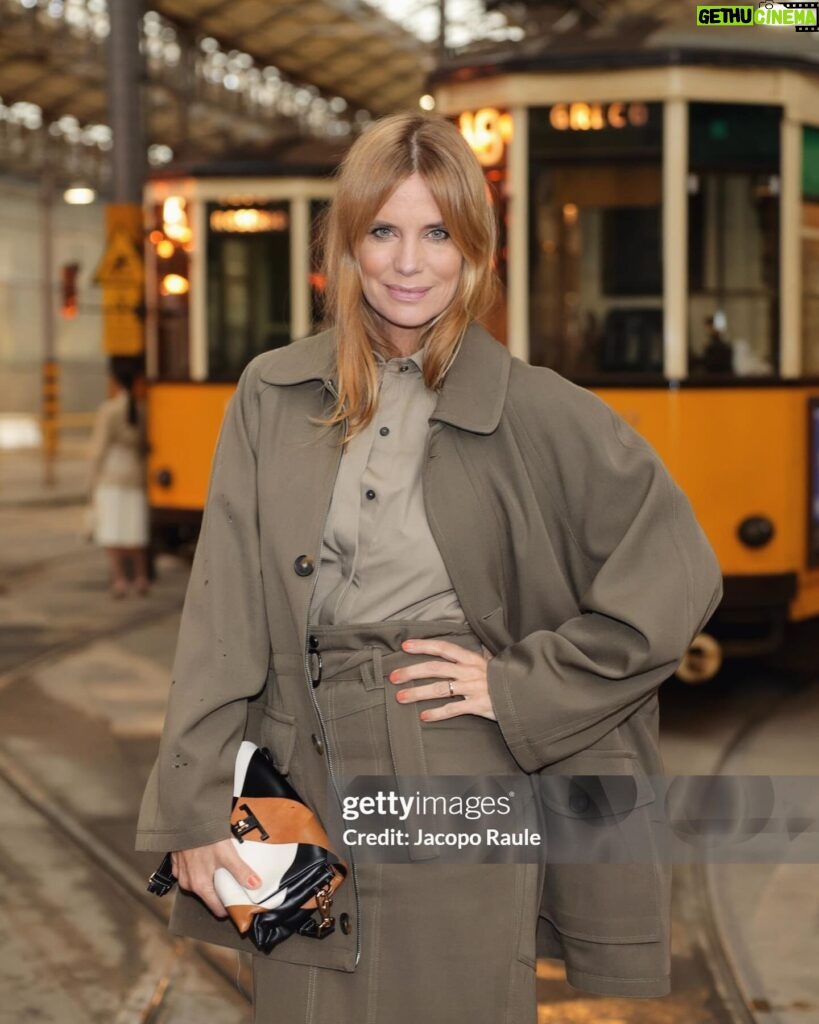 Filippa Lagerbäck Instagram - Look di stasera… ➡️look della settimana. Outfit easy che mi rappresentano ( e noto che poso spesso con le gambe incrociate… 😅) Che ne dite? 🤍 . A tra poco con @chetempochefa #ctcf look stasera @pomandere @huimilano @aquazzura @robertabeolchini @toledo_mariapaola Tutti gli altri sono taggati in foto.