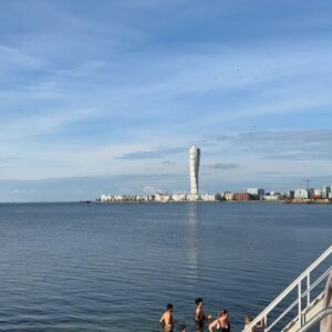 Filippa Lagerbäck Instagram - Alle 22.30 il cielo è ancora così, la luce del nord in questo periodo mi richiama a casa, la devo vivere… Sono a Malmö, da papà e Eva, per qualche giorno di Luce e famiglia. ❤️ 
(…e fa caldo, domani subito un bagno al mare!)