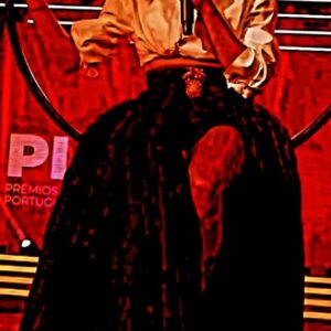 Filomena Cautela Instagram - A minha cabeça nos últimos dias também é um bocadinho este carrossel de fotos e vídeos que aqui vos deixo. É uma miscelânea, mas para quem tiver paciência para ver e ler tudo, gostaria de vos ler também nos comentários. 

1. Ontem aconteceram os Play Prémios da música portuguesa e sendo que o que ficará da espuma são evidentemente os vencedores e as importantes e hilariantes gafes e constrangimentos, queria só dizer que ontem, e nas últimas  edições, esta cerimónia também foi palco para actuações inéditas na televisão, premiou em prime time a música clássica e erudita, o jazz, os realizadores, a música popular, lembrou que a música é arma e senha da liberdade, denunciou a precariedade do sector e as dificuldades dos técnicos, produtores e artistas, ressalvou a condição da mulher, aproveitou a presenca de governantes e discursou com todas as letras o apelo à paz pelo Mundo, na Ucrânia e o fim do massacre em Gaza.  E isto numa entrega de prémios,  não é pouco. 

2. Hoje é o dia contra a homofobia, transfobia e bifobia e do que é possível contabilizar, mais de 75% das crianças Lgbtqia  são vítimas de bullying na escola. Num dado avulso.

3. Hoje a Assembleia da República portuguesa tornou-se um lugar onde o discurso racista e xenófobo é válido.

4. Se nestes fóruns e na nossa esfera pessoal e profissional optarmos sempre pela alienação e por não relembrar o que esta errado e que está à frente do nossos olhos. Se esta for a nossa escolha diária, eles passarão.