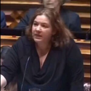 Filomena Cautela Instagram - A minha cabeça nos últimos dias também é um bocadinho este carrossel de fotos e vídeos que aqui vos deixo. É uma miscelânea, mas para quem tiver paciência para ver e ler tudo, gostaria de vos ler também nos comentários. 

1. Ontem aconteceram os Play Prémios da música portuguesa e sendo que o que ficará da espuma são evidentemente os vencedores e as importantes e hilariantes gafes e constrangimentos, queria só dizer que ontem, e nas últimas  edições, esta cerimónia também foi palco para actuações inéditas na televisão, premiou em prime time a música clássica e erudita, o jazz, os realizadores, a música popular, lembrou que a música é arma e senha da liberdade, denunciou a precariedade do sector e as dificuldades dos técnicos, produtores e artistas, ressalvou a condição da mulher, aproveitou a presenca de governantes e discursou com todas as letras o apelo à paz pelo Mundo, na Ucrânia e o fim do massacre em Gaza.  E isto numa entrega de prémios,  não é pouco. 

2. Hoje é o dia contra a homofobia, transfobia e bifobia e do que é possível contabilizar, mais de 75% das crianças Lgbtqia  são vítimas de bullying na escola. Num dado avulso.

3. Hoje a Assembleia da República portuguesa tornou-se um lugar onde o discurso racista e xenófobo é válido.

4. Se nestes fóruns e na nossa esfera pessoal e profissional optarmos sempre pela alienação e por não relembrar o que esta errado e que está à frente do nossos olhos. Se esta for a nossa escolha diária, eles passarão.