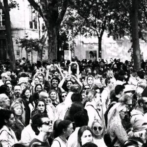 Filomena Cautela Instagram - (se estão pelas fotos, deixem msg :) 

Se não foi a maior marcha de sempre, foi certamente a mais comovente. Nunca vi a avenida tão cheia de gente, e gente a chorar, de alegria. Fomos milhares e milhares por todo o país, e que cena linda esta de vos ver desfilar e de nos conhecermos assim :) que dia bonito. Obrigada por estes sorrisos. 25 de Abril é liberdade, também é alegria, empatia, companheirismo muita esperança e progresso. Nunca me vou esquecer deste dia. 🤍

( gostava de dizer que as fotos a preto e branco foram opção, mas nao foram malta, a câmara, com a confusao mudou de definições e eu não estava com vagar para tentar contornar)