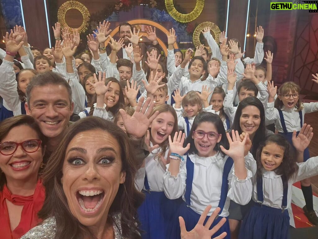 Filomena Cautela Instagram - Foto e vídeo dump da última semana... Isto faz parte do guia de Cautelas para investimentos do último @programacautelar.rtp nua de ténis #trend Consta: Selfie com o coro de santo Amaro de Oeiras #lifegoals E descobri os meus novos avós. Cenas avulsas. Faltam 2 programas. Manter o sorriso e a sanidade em tempos de guerra.