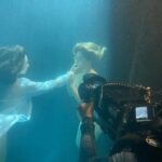 Fiona Palomo Instagram - Quiero comunicar lo hermoso que fue trabajar y conocer a todo el equipo de @octopus_uwfilms 🎥 Son un regalo de la T3 de ControlZ para mi. Son un equipo increíblemente profesional y de personas tan cálidas y divertidas- hicieron este rodaje y el pasar hasta 30 min bajo el agua para grabar estas escenas de las experiencias más divertidas y únicas de mi vida. Me dieron oxígeno (literalmente) y toda la tranquilidad humanamente posible para superar este reto. Metros bajo el agua para simular la profundidad del mar, pasando 7/8 horas en el agua y ratos largos debajo de ella antes de subir a la superficie.. Lo que creamos con ustedes es un perfecto ejemplo de que el arte no depende jamás de la literalidad de las palabras, del sonido, de absolutamente nada más que la simpleza y magia de la comunicación pura. Se ve el amor y la historia de Maria y Natalia a flor de piel en segundos bajo el agua.. (Les dije que desde chiquita quería ser sirena y se me concedió 🧜🏻‍♀️)