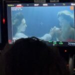 Fiona Palomo Instagram - Quiero comunicar lo hermoso que fue trabajar y conocer a todo el equipo de @octopus_uwfilms 🎥 Son un regalo de la T3 de ControlZ para mi. Son un equipo increíblemente profesional y de personas tan cálidas y divertidas- hicieron este rodaje y el pasar hasta 30 min bajo el agua para grabar estas escenas de las experiencias más divertidas y únicas de mi vida. Me dieron oxígeno (literalmente) y toda la tranquilidad humanamente posible para superar este reto. Metros bajo el agua para simular la profundidad del mar, pasando 7/8 horas en el agua y ratos largos debajo de ella antes de subir a la superficie.. Lo que creamos con ustedes es un perfecto ejemplo de que el arte no depende jamás de la literalidad de las palabras, del sonido, de absolutamente nada más que la simpleza y magia de la comunicación pura. Se ve el amor y la historia de Maria y Natalia a flor de piel en segundos bajo el agua.. (Les dije que desde chiquita quería ser sirena y se me concedió 🧜🏻‍♀️)