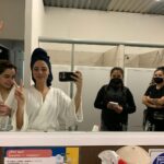 Fiona Palomo Instagram - Quiero comunicar lo hermoso que fue trabajar y conocer a todo el equipo de @octopus_uwfilms 🎥 Son un regalo de la T3 de ControlZ para mi. Son un equipo increíblemente profesional y de personas tan cálidas y divertidas- hicieron este rodaje y el pasar hasta 30 min bajo el agua para grabar estas escenas de las experiencias más divertidas y únicas de mi vida. Me dieron oxígeno (literalmente) y toda la tranquilidad humanamente posible para superar este reto. Metros bajo el agua para simular la profundidad del mar, pasando 7/8 horas en el agua y ratos largos debajo de ella antes de subir a la superficie.. Lo que creamos con ustedes es un perfecto ejemplo de que el arte no depende jamás de la literalidad de las palabras, del sonido, de absolutamente nada más que la simpleza y magia de la comunicación pura. Se ve el amor y la historia de Maria y Natalia a flor de piel en segundos bajo el agua.. (Les dije que desde chiquita quería ser sirena y se me concedió 🧜🏻‍♀️)