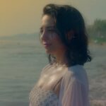 Fiona Palomo Instagram - María🕊 Tengo mucho que decir sobre este proyecto y el llegar aquí hoy a su final, pero por ahora quisiera agradecerte, Maca, por que mis escenas contigo fueron el alma y corazón de María. El amor de una hermana, el buscar entenderse aun siendo seres tan distintos, y cuidarse por encima de todas las cosas me pareció la magia más dulce y grande que María pudo tener en pantalla. Gracias por Natalia. Y gracias, Patas, por tomarte el tiempo de que cada actor que pise set sepa las exactas reglas del juego y lo que el personaje trae en el corazón. Es valiosísimo ese momento de descubrir para luego poder simplemente sentir y contar. 📸 @emeaoh