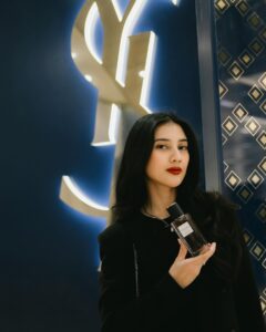 Fita Anggriani Instagram - Let’s celebrate your Eid & Ramadhan with YSL Beauty ✨ Lagi ada Pop Up store nya @yslbeauty di @senayancity untuk kamu bisa cari Ramadhan giftset buat orang tersayang 💗 Available at YSL Beauty’s boutique and website yslbeauty.co.id 🛒 #YSLbeauty #YSLBeautyID #EmbraceTheNight
