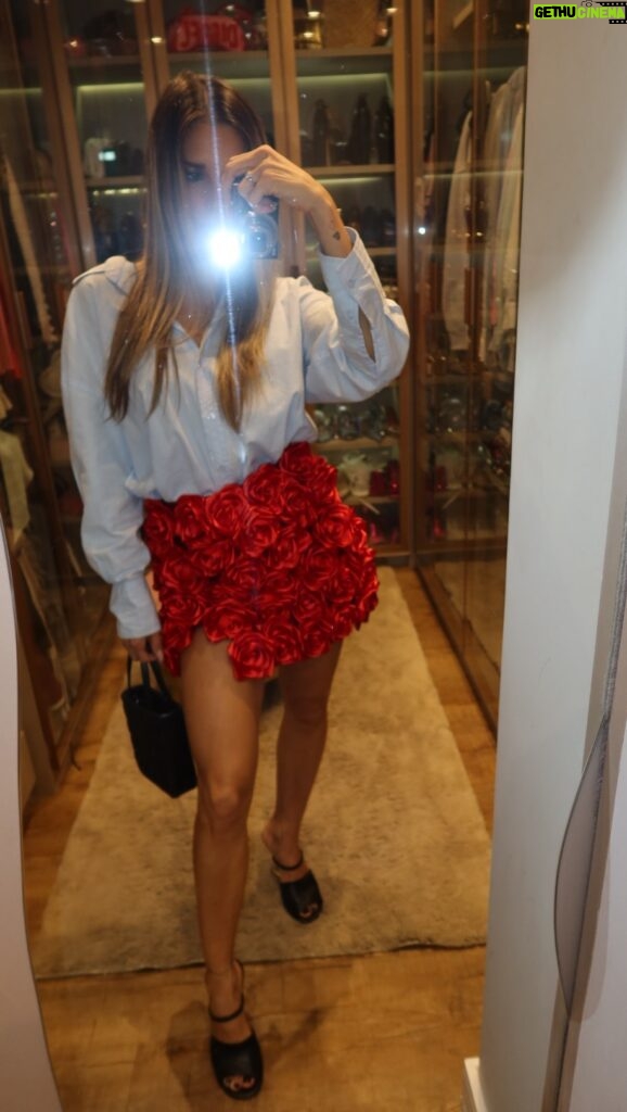 Flávia Viana Instagram - Até parece que ela usa as roupas que customiza! Eu: bora? 🌹 #ootn #customizacao #roses #look #grwm