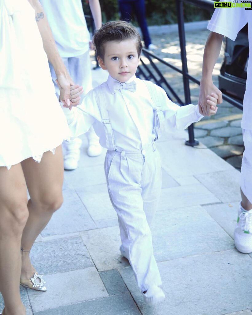 Flávia Viana Instagram - Batizado do Gabriel! Que Deus seja a luz que guia e blinda seus caminhos meu filho, estamos aqui sempre para o que der e vier! Deus nos abençoe hoje e sempre! Amém! ❤🙏🏼