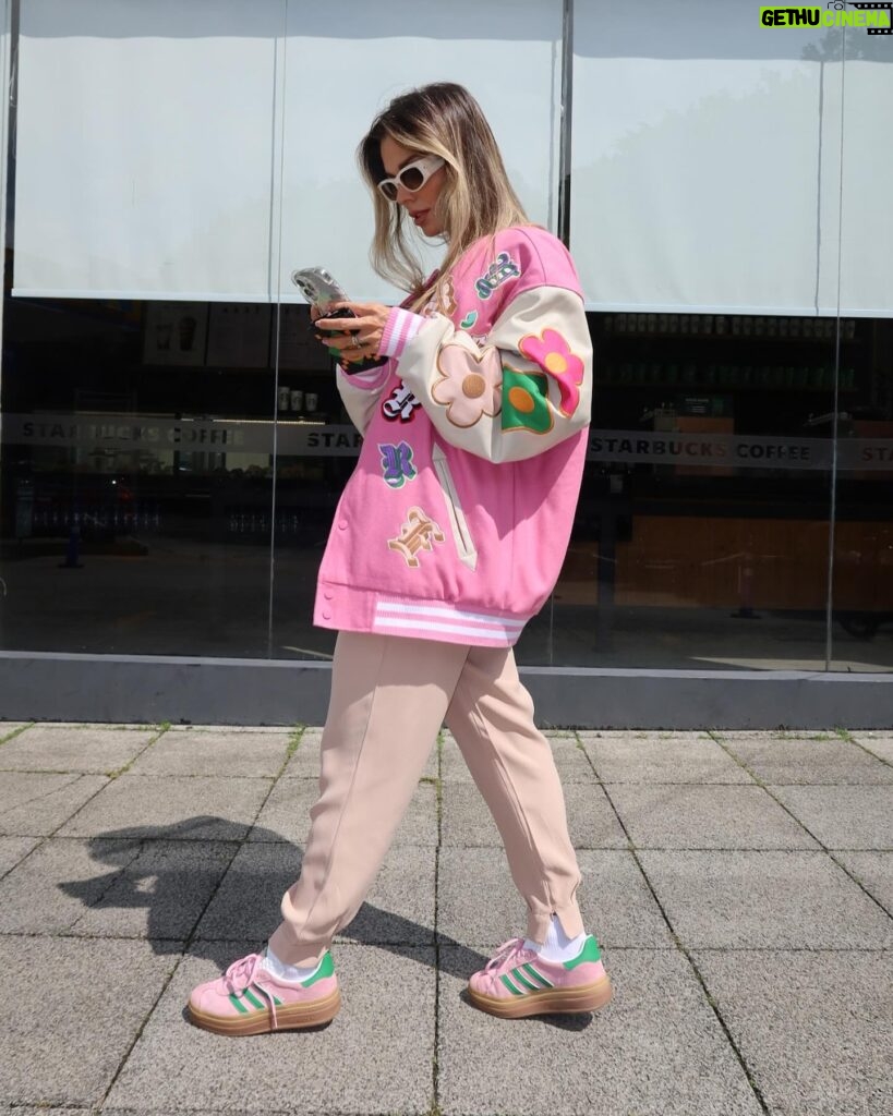 Flávia Viana Instagram - 💗☘️✌🏼 Look com jaquetão do boy para o dia de compromissos com a fábrica. Que tal? #bomber #jaqueta #streetstyle #ootd