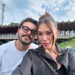 Flavia Pavanelli Instagram - Abril, em seu último dia, me faz refletir. Apesar de suas dores, delícias e emoções, esse foi um mês e tanto. Parece que coube um ano dentro dele. Da mesma forma que fui parar lá do outro lado do mundo, tive ainda mais certeza que o meu tá aqui do meu ladinho e preciso aproveitar cada momento dele. Além de dia 30, hoje também é aniversário do meu pai. De fato, meu verdadeiro braço direito. Esse grande homem me incentiva, me ensina e está do meu lado como ninguém - até hoje. Que sorte eu tenho! Apesar dos desafios, há muito a agradecer. Deixo esse dump como um registro à insanidade de Abril e aproveitar pra dizer que amo muito tudo que está presente nele! Não coube nem 1/3. Que venha Maio 🍂🤎🙏🏼🐻✨🏆🍁💼