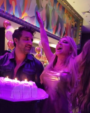 Flaviana Seeling Instagram - Gracias a todos los que me acompañaron en la celebración de mi cumpleaños 😍💖 fue una noche increíble! Llena de amor, risas, cariño y mucha diversión!!! 🎂💖

Primeras fotos! Ya les mostraré más de lo que vivimos, para que estén atentos 🤫, así que cumpleaños parte 1! 

Paso a agradecer a @flamaprime por la mejor fiesta de cumpleaños! 😍

@darkfilms_pro por siempre acompañarme y entregar las mejores fotos y videos

@sik_producciones por las maravillosas letras led y cámara 360 🤩

@franpi_cam por el increíble show de robot led🤩

@noecreaciones.cl cl por crear el mejor ambiente con una decoración espectacular! 🤩

Gracias a todos los que ayudaron a que esta celebración fuera posible😍.