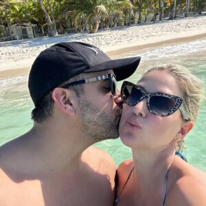Flaviana Seeling Instagram - Tener un compañero es magia, estar juntos apoyándonos en cada etapa de nuestra vida ha sido fundamental! 
Este viaje fue tan especial para nosotros 🥰 .
A veces no entendemos lo que la vida nos regala, por eso es importante creer en Dios y en que nos seguirá guiando por el mejor camino 🙏🏻. 
Amor,  gracias por todo lo que me entregas a diario, por hacerme reír y compartir locuras 💖 
Te amo @orlando_carmona ♥️

Experiencia increíble en @unico2087 😍

#myunicoexperience 

UNICO 20°87°, Hotel Riviera Maya 📍

🙌🏻🌴