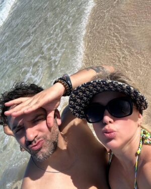 Flaviana Seeling Instagram - Mi gran compañero que me regaló la vida ❤️ lo que siempre quise y esperé, gracias esposo mío por ser mi partner en cada aventura, por escucharme, aconsejarme y mostrarme tu visión tan bonita de las cosas, te amo ❤️.
