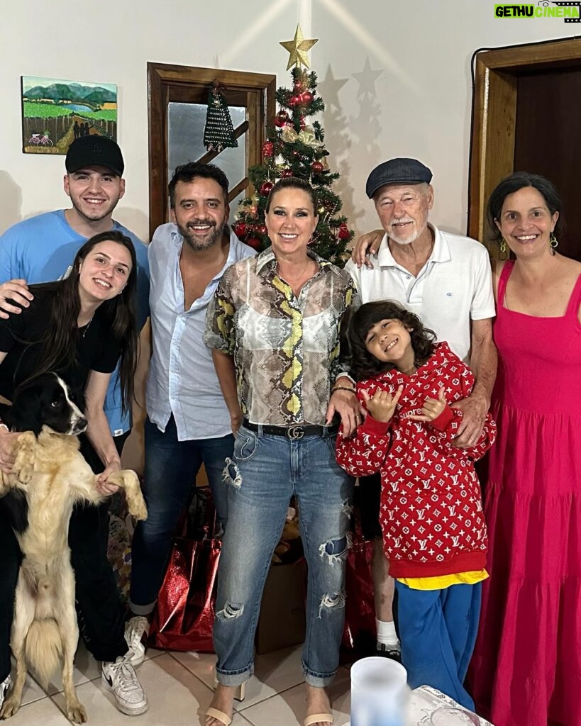 Flaviana Seeling Instagram - Deseamos una Feliz Navidad 🎄 para todos ustedes que siempre nos siguen , que nos entregan amor y nos apoyan en cada paso!!!! Hoy estamos en Brasil 🇧🇷 aprovechando el amor de mi familia amada! Gracias Diosito por permitir tremenda Felicidad!!! @gianlucasplay @giuliborlando @orlando_carmona @taniagineste @eliza_zatoni los amooooo ♥️✈️🇧🇷🎄🙏🏼